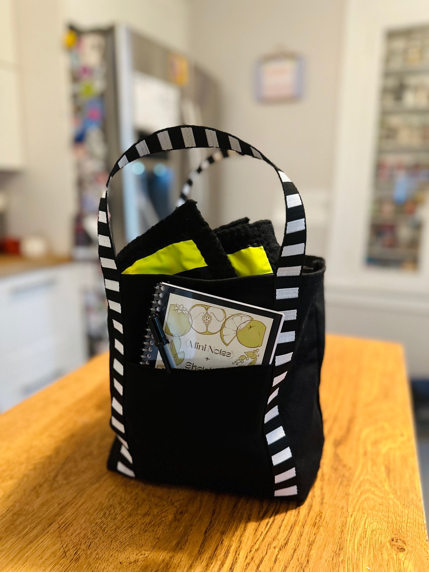 Tiny tote